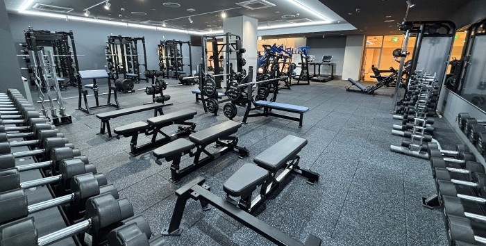 キャンパス内に、24時間利用可能なジムをオープン　AI監視カメラと顔認証で安全なトレーニング環境を実現