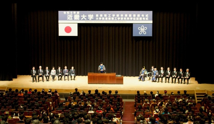 近畿大学産業理工学部「令和7年度卒業証書授与式」を挙行　在学生が運営に参加し、卒業生の晴れの門出を支える