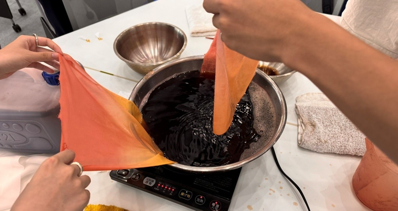 幻の植物「日本茜」を用いた染色ワークショップを開催　近畿大学生が高校生らに日本茜を用いた染色技法を指導