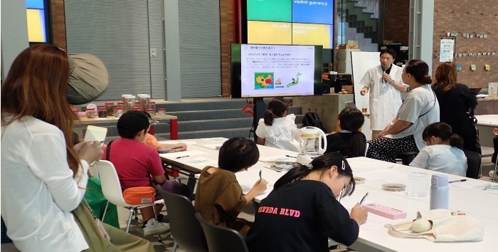 小学生と家族を対象に生薬や漢方について学ぶ体験教室を開催　漢方薬づくりや材料に触れる体験を通じて理解を深める