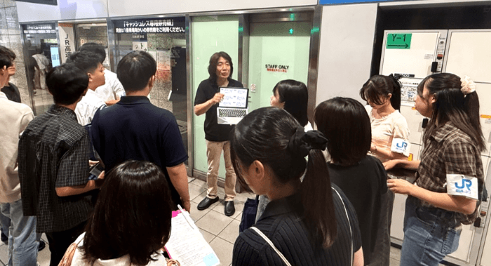 近畿大学経済学部新井ゼミの学生が現場で徹底調査！　訪日客の高速バス利用実態を分析し、西日本JRバスに報告