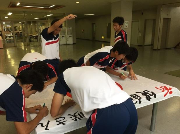 卒業生3人がリオ五輪で競泳・障害馬術に出場　リオ五輪での健闘を在校生が祈願　リオに届け！日の丸に応援メッセージを！　近大附属高校