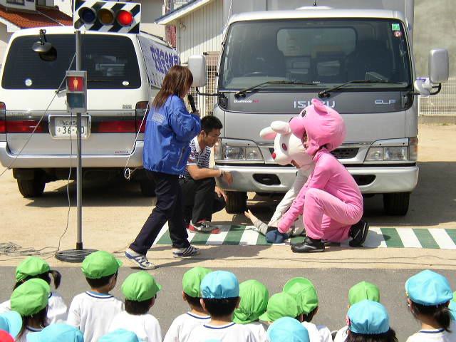 「さがわきゅうびん交通安全教室」を実施　車の周囲で遊ぶ危険性を伝える　近畿大学附属幼稚園<br />