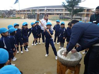 12/5（土）近畿大学附属幼稚園の伝統行事！「もちつき大会」開催