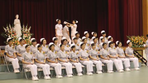 看護師への第一歩　「戴帽式」を公開　近畿大学附属福岡高等学校　オープンスクールにて