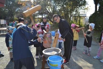 菰田小学校もちつき大会に、学生サポーター参加　近畿大学九州短期大学ボランティア部の活動