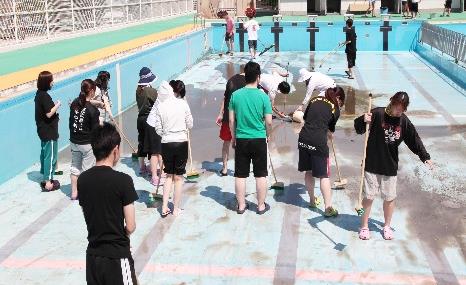 菰田小学校の「プール清掃」に参加　地域ボランティア活動の一環として