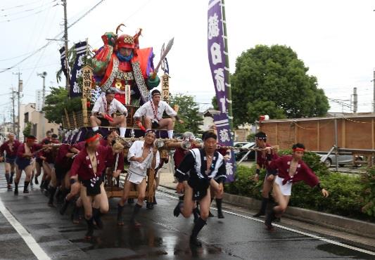 「飯塚山笠」に学生がボランティア参加　山笠の担ぎ手・清掃ボランティアとして市民祭に協力