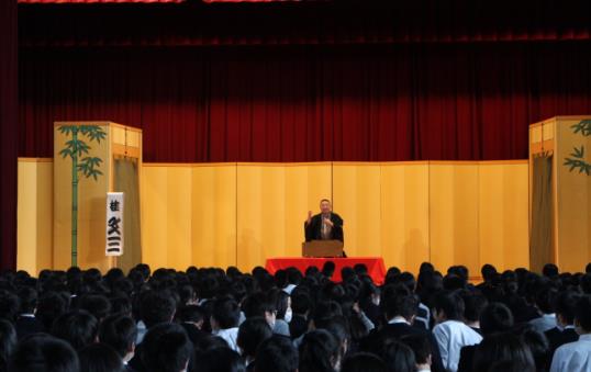 芸術鑑賞会「学校寄席」開催　全校生徒で伝統芸能・落語を鑑賞