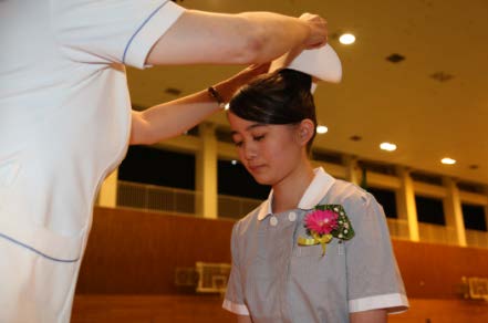 看護師への第一歩「戴帽式」を公開　近畿大学附属福岡高等学校　オープンスクールにて