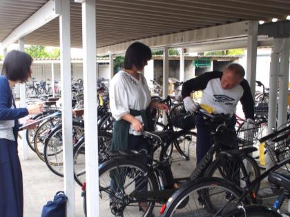 通学用自転車の一斉整備点検を実施　安全な通学ため、自転車販売店による点検と保護者の見守りを実施