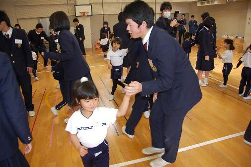 幼児との「ふれあい体験授業」を実施　中学生がこうのとり認定こども園で園児との交流