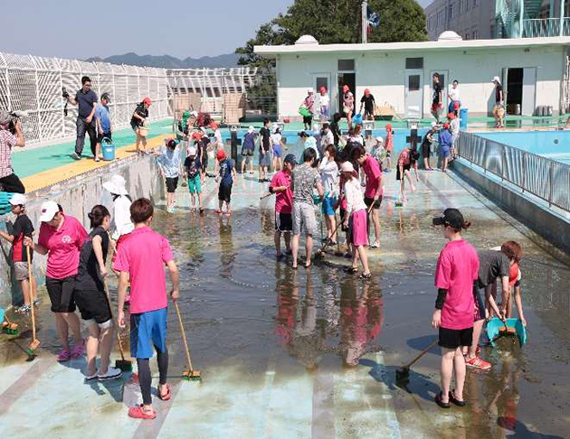 菰田小学校のプール清掃にボランティアとして参加　地域小学校の活動を支える