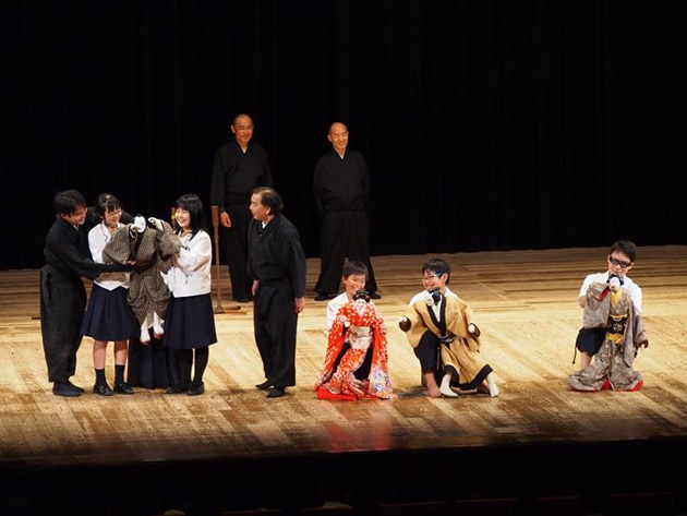 芸術鑑賞会「はじめての歌舞伎教室」を開催　～歌舞伎の立ち廻り（殺陣）を生徒が体験～