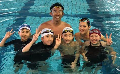 オリンピアン山本貴司が小学生に水泳指導　泳ぎのコツと「チャレンジ精神」を伝授！