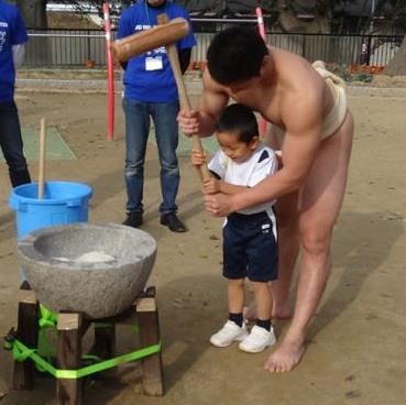 「もちつき大会」で、まわし姿の相撲部学生と幼稚園児が交流　日本の伝統「餅つき」の由来や正月についての理解を深める<br />