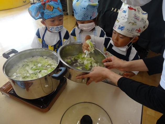 園児が収穫した野菜で「キッズクッキング」　近畿大学農学部食品栄養学科との連携で「食育教育」の集大成