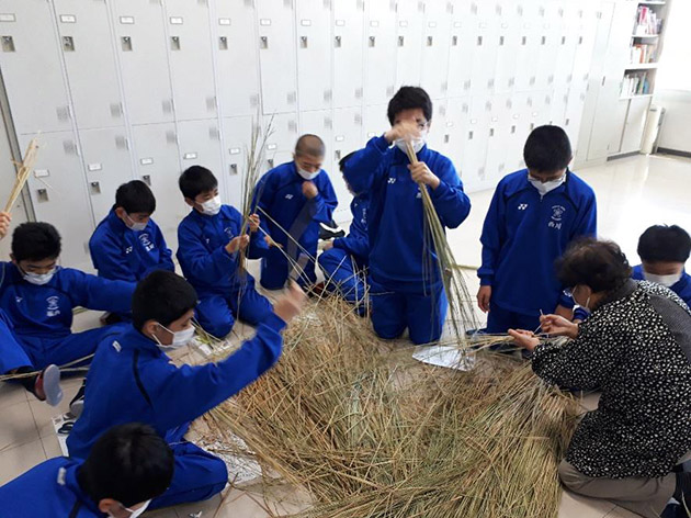 中学生が正月用のしめ飾り作りに挑戦　自分たちで育てた稲を使い、地域の敬老会から作り方を学ぶ