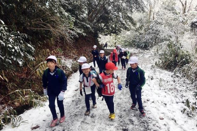 小学生が忍耐力を養う「耐寒生駒登山」に挑戦！　励まし合いながらゴールを目指し、信頼と絆を深める