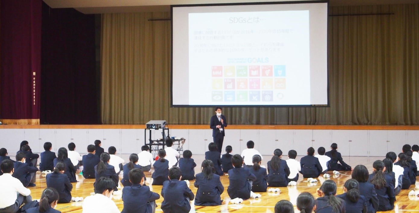 中学1年生がSDGsについて学ぶ総合学習「ふるさとチャレンジ」　環境活動家 谷口たかひさ氏による講演会を開催