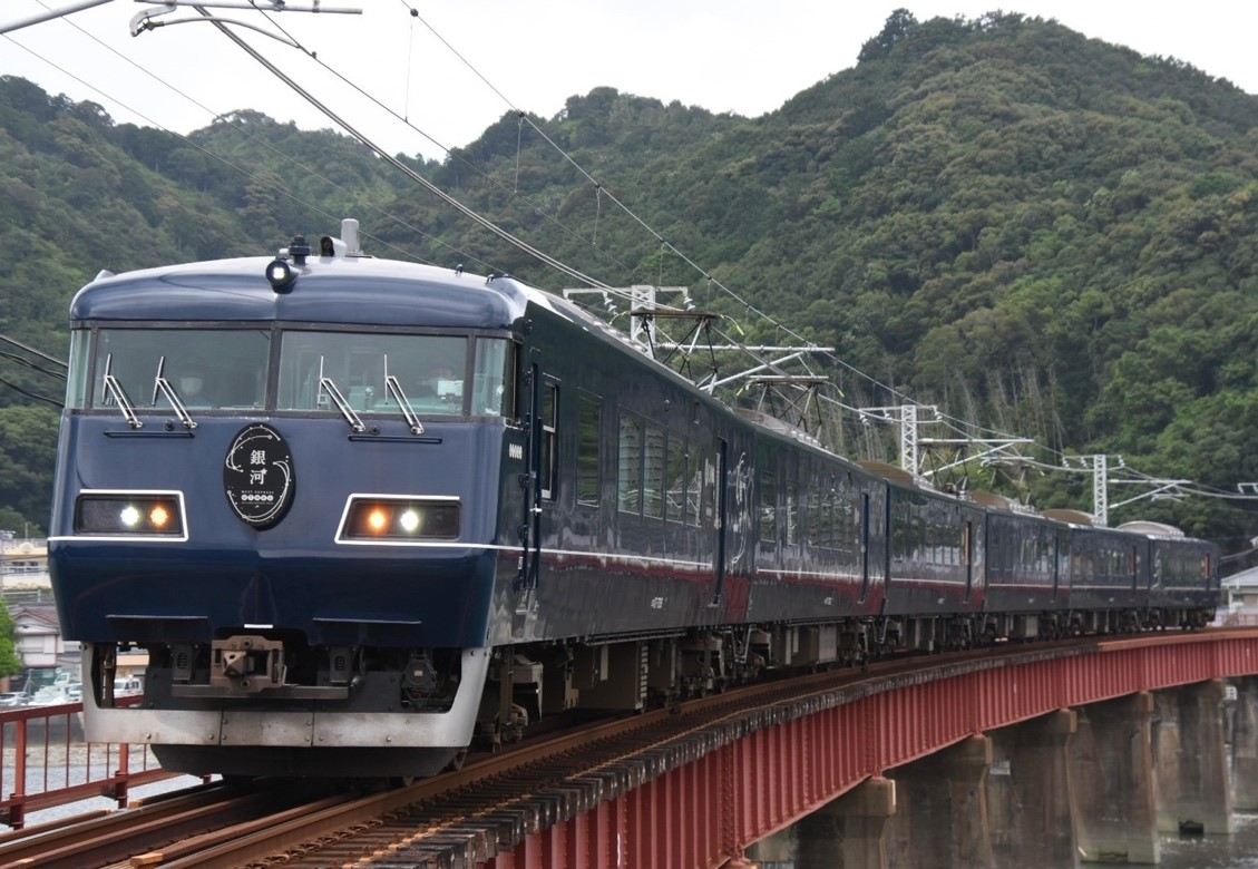 近大附属新宮高等学校・中学校の吹奏楽部が観光列車をおもてなし　「WEST EXPRESS銀河」JR新宮駅到着時にウェルカム演奏