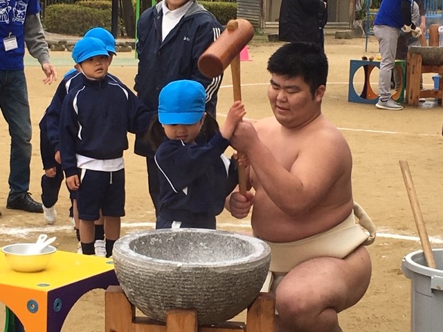 幼稚園児と大学相撲部員の交流イベント「もちつき大会」を開催　日本の伝統行事や正月の文化について理解を深める