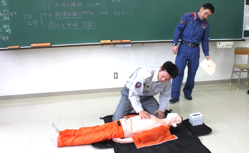 近畿大学附属福岡高校 看護専攻科生徒対象の「救命講習会」を実施　応急手当の知識と技術を身につけ実践力を培う