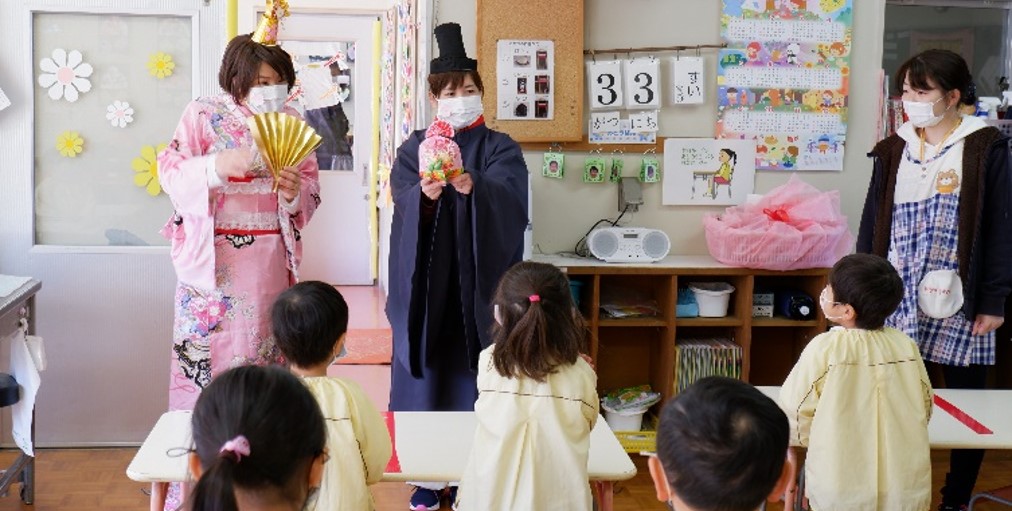 日本の伝統行事の由来や意味を学ぶ「ひなまつり集会」を開催　お内裏様とお雛様に扮した教員も登場
