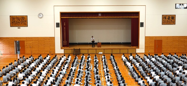 近畿大学附属福岡高等学校 朝の5分間芸術鑑賞会を開催　高校生が朝から生演奏に触れ、気持ちを整える