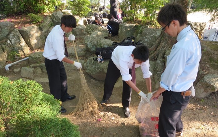 新宮市の王子ヶ浜でのゴミ拾いを通して環境保全に貢献　近畿大学附属新宮高等学校・中学校 生徒有志約120人が参加