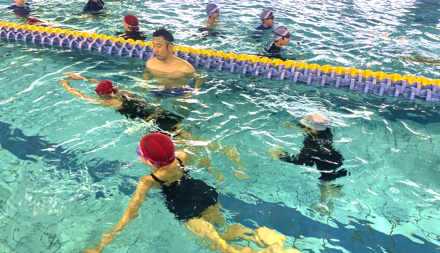 アテネ五輪銀メダリストで近大水上競技部監督の山本 貴司が指導　小学6年生が90分の遠泳に向けて練習会を実施