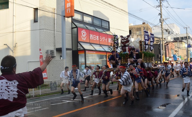 近畿大学九州短期大学の学生が市民祭「飯塚山笠」の追い山に参加　舁き手として約2.3キロのコースを駆け抜ける