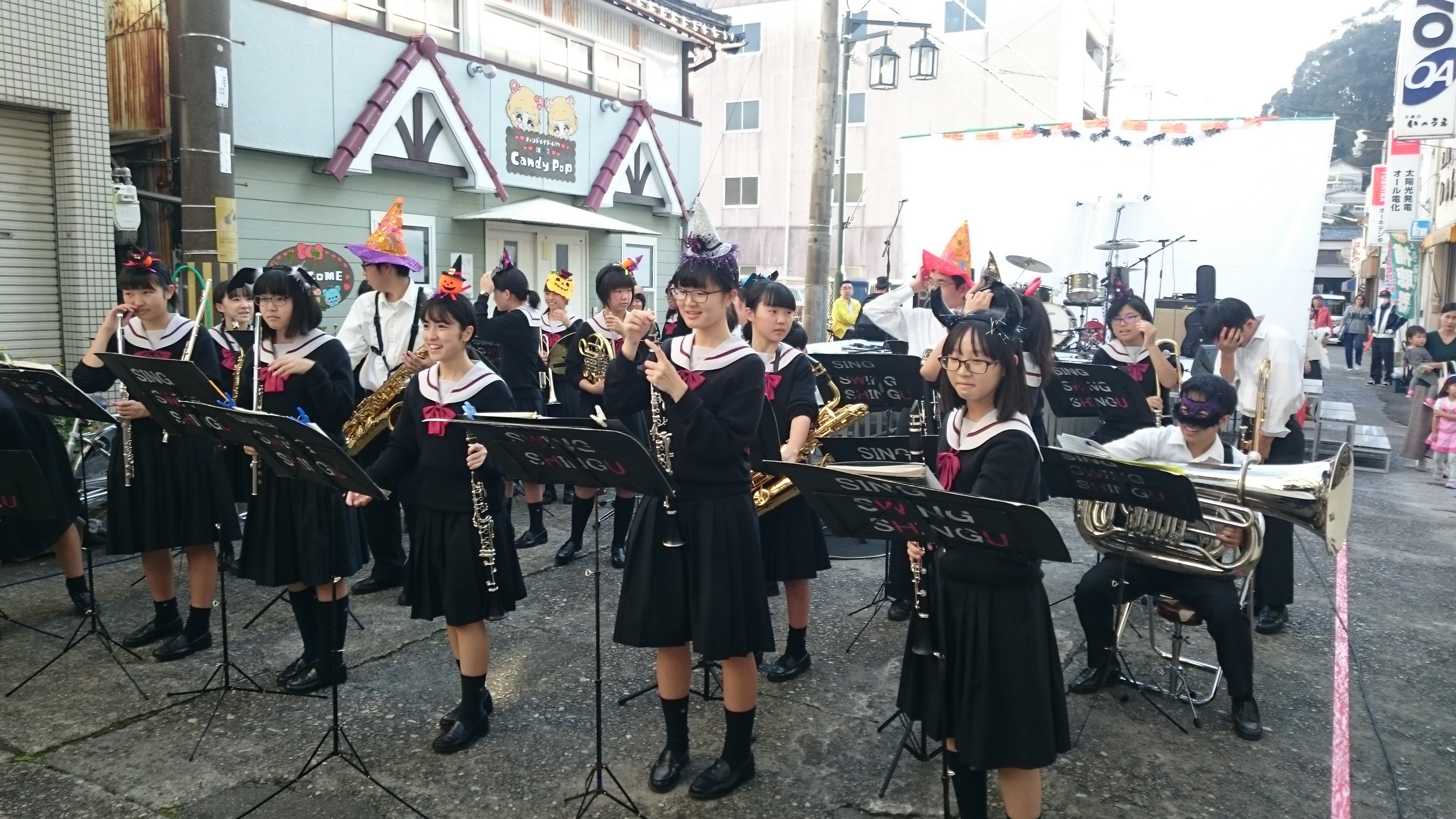 近大附属新宮高・中の吹奏楽部が、地域のハロウィンイベントで演奏　イベントへの参加を通して地域活性化に貢献