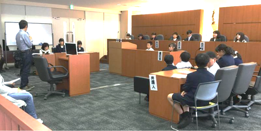 小学5年生が、法廷教室で裁判官や弁護士として模擬裁判を体験　物事を多方面から捉えることの大切さを学び、倫理観を養う