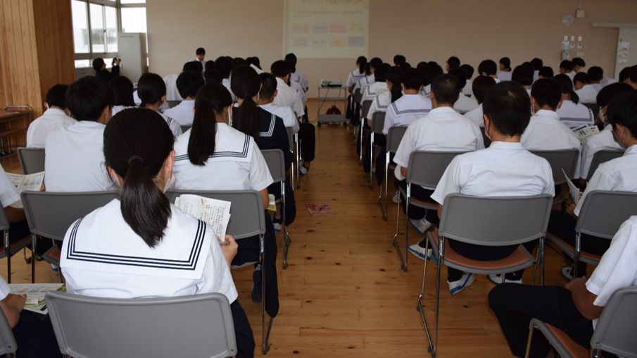 近畿大学九州短期大学の教員が田川西中学校にて出張講義を実施　短期大学の多彩な授業に触れ、自己の将来を考える機会に