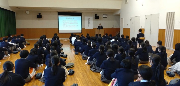 中学3年生と高校1年生対象の「薬物乱用防止講演会」を開催　学校薬剤師とスクールカウンセラーが薬物の危険性について啓発