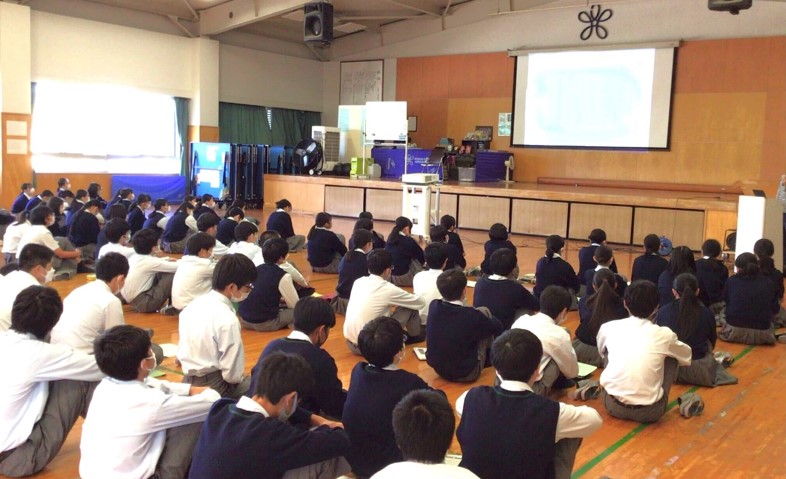 近畿大学附属広島中学校福山校が裁判官による出前講座を初開催　中学3年生133人が裁判員制度について学ぶ