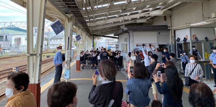 特別急行列車「WEST EXPRESS 銀河」到着を記念したおもてなし企画　地域の中学校の吹奏楽部とともに駅ホームで「ウェルカム演奏」を披露