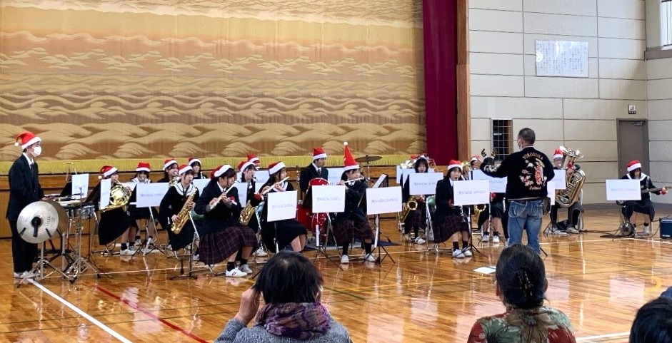 近大附属新宮高・中吹奏楽部が支援学校の児童と音楽を通じて交流　みくまの支援学校のクリスマスコンサートに初参加