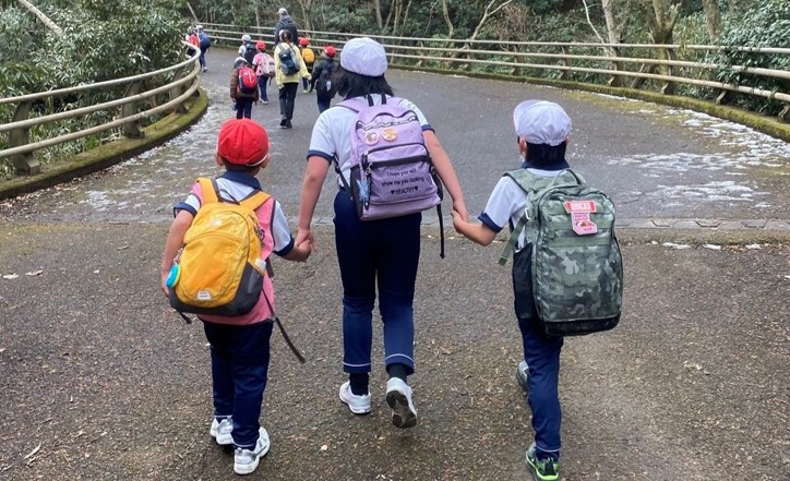 近畿大学附属小学生が強い忍耐力を養う「耐寒生駒登山」に挑戦　励まし合いながらゴールを目指し、信頼と絆を深める