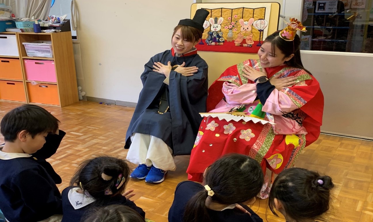 近畿大学九州短期大学附属幼稚園　ひなまつり集会を実施　お雛様とお内裏様が登場し、日本の伝統行事「ひな祭り」を楽しく学ぶ