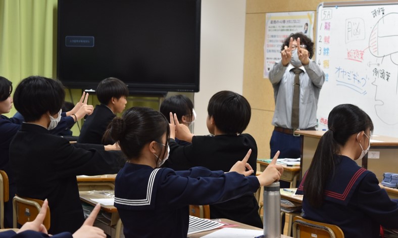 近畿大学九州短期大学の教員が田川東中学校で出張講義を実施　中学生が多彩な授業に触れ、自己の将来を考える機会に