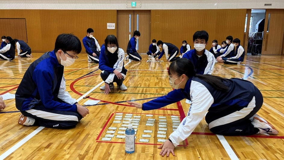 近大附属広島中学校東広島校で「百人一首大会」を開催　中学生が伝統文化に親しみ、古典への関心を深める