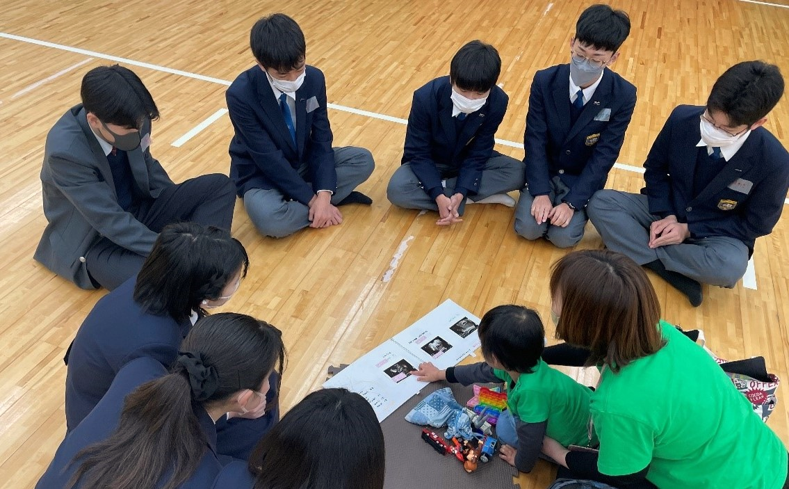 近大附属和歌山中学校で「赤ちゃん先生プロジェクト」を実施　中学生が赤ちゃんや母親と交流し、命の大切さを学ぶ