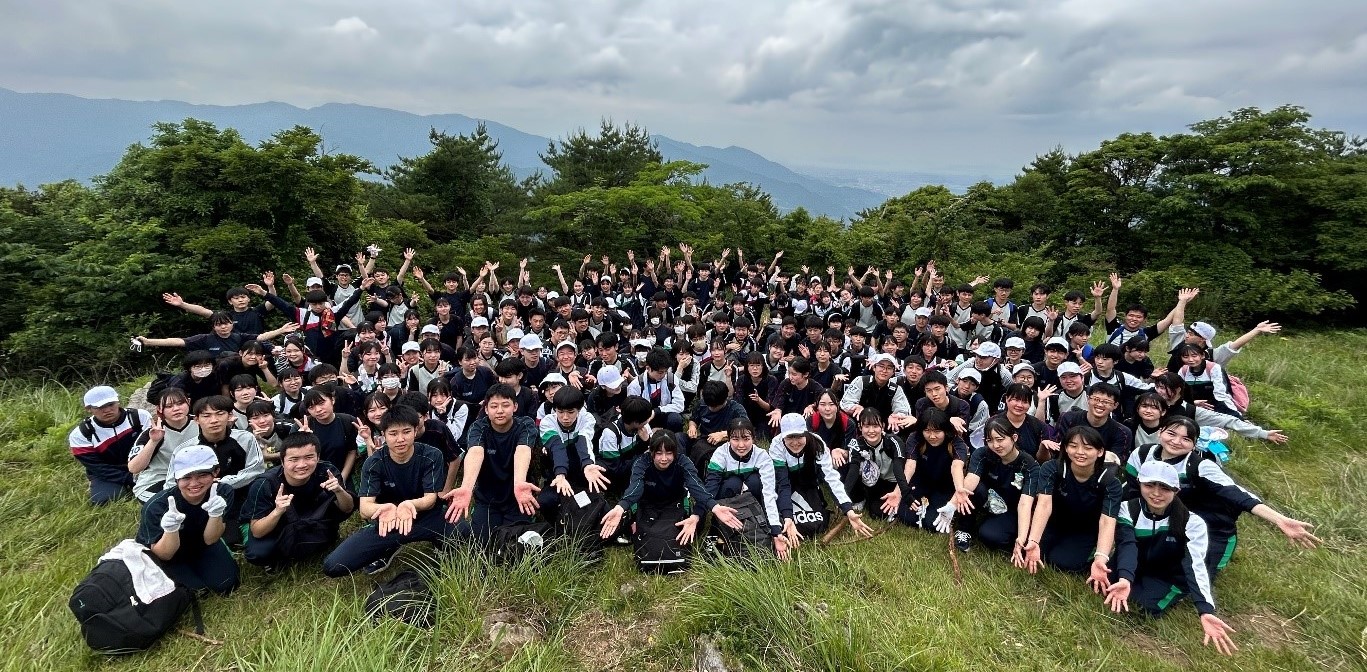 近畿大学附属福岡高等学校スーパー特進コースが龍王山登山を実施　3学年合同登山により、学年を超えた繋がりを築く