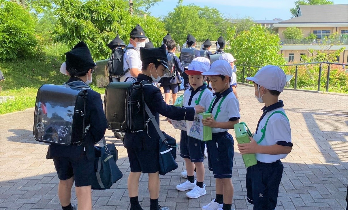 吉野山の一目千本桜を守りたい！　小学2年生が「桜募金運動」を実施し、「吉野の桜を守る会」に贈呈