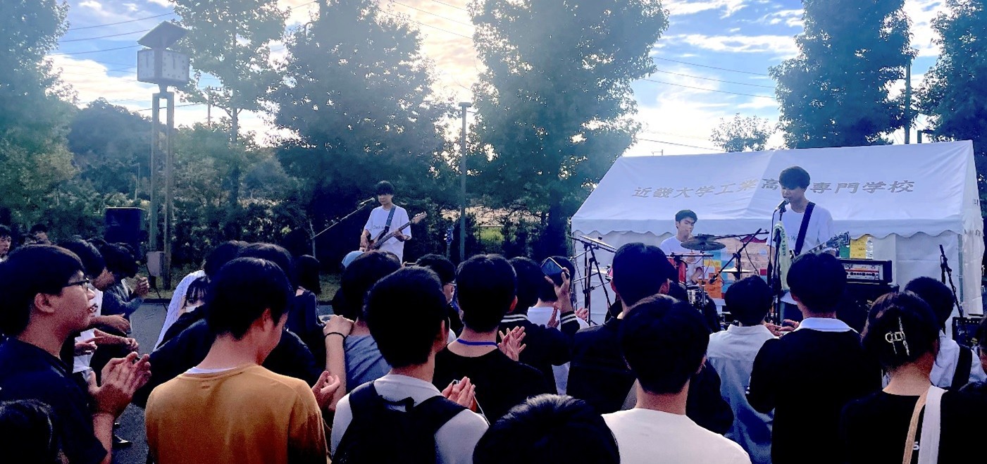 軽音楽部の学生によるライブと音響オペレーションを行う　「近大高専軽音楽部　冬季軽音ライブ2024」を開催