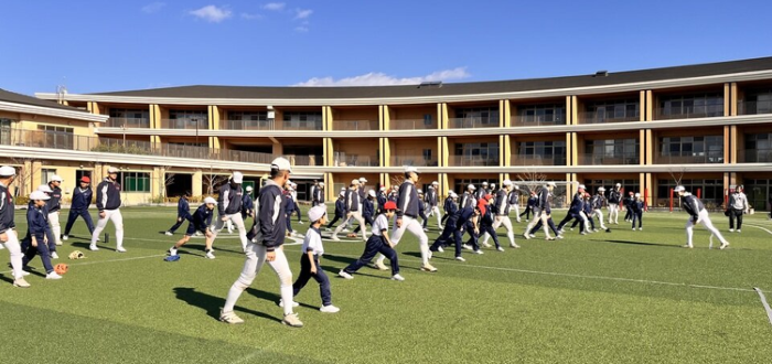近畿大学附属高校野球部が附属幼稚園児と"野球あそび"を実施　高校生と幼稚園児の交流を通じて、野球の普及に貢献