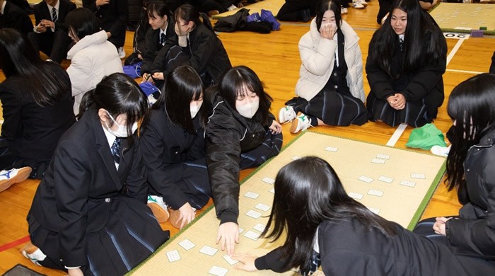 近畿大学附属豊岡高校が「校内かるた大会」を実施　高校1・2年生が伝統的な正月の遊びに親しむ