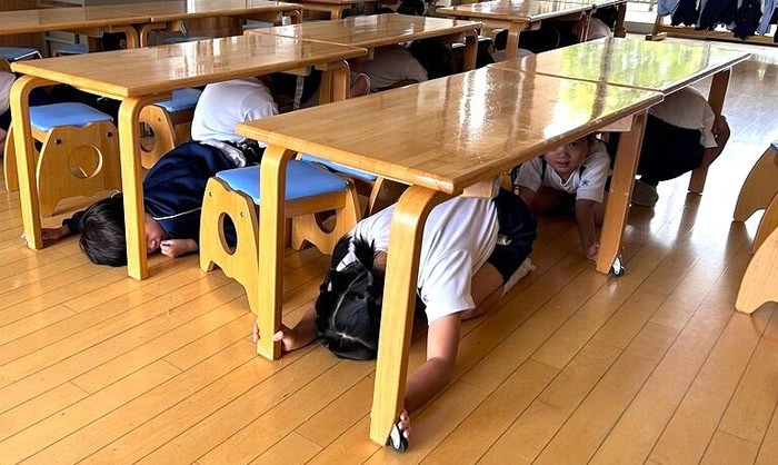 近畿大学附属幼稚園が、強い地震を想定した「地震避難訓練」を実施　緊急時に身を守る行動力と判断力を身につける